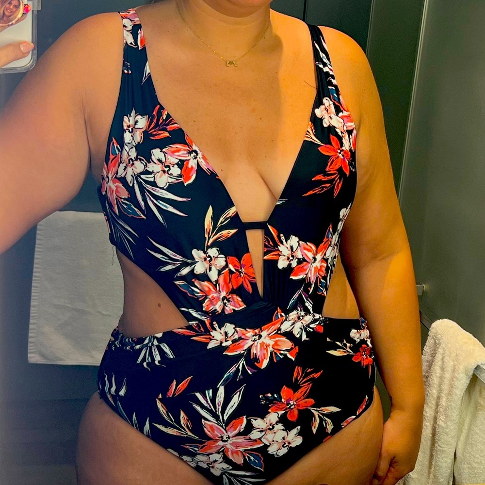 *NEW* Bar lll cut out tummy toner one piece swimsuit